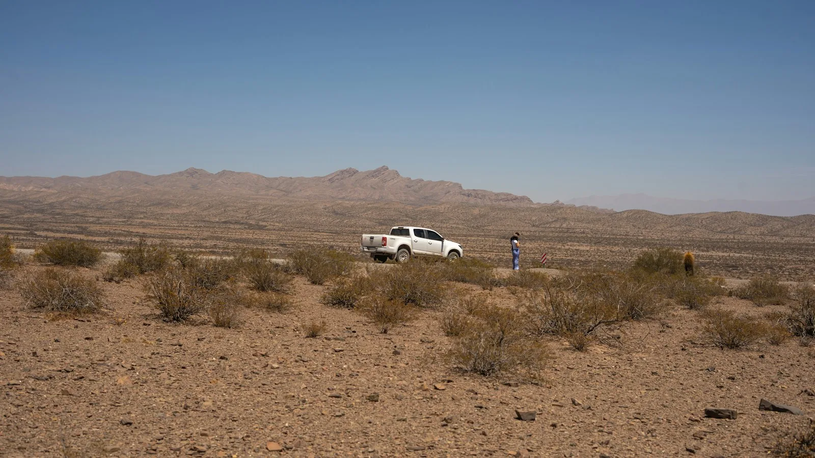Camion garé dans un paysage désertique d'Argentine