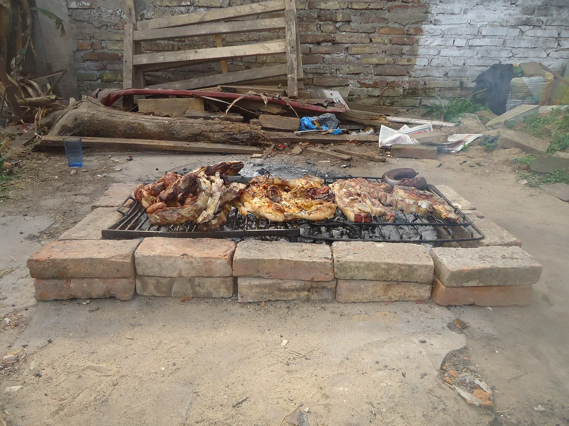 Grillades argentines cuites à la braise sur une parrilla