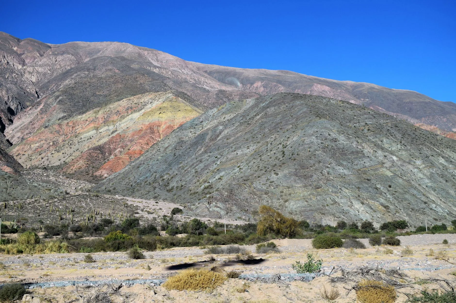 Montagnes colorées de la quebrada de Humahuaca dans le nord-ouest de l'Argentine